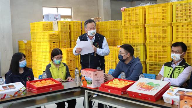 台中市茂谷柑年后滞销价跌，农委会主委陈吉仲28日到场与农友座谈。（陈淑娥摄）