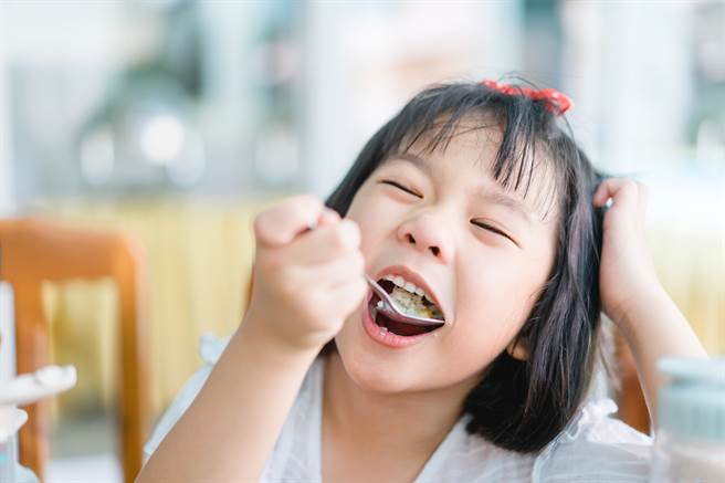 网友向侄女解释因从小母亲过世，只能自己学做菜，这时年仅5岁的小侄女突然脱口「（我）妈妈怎么还没死掉，这样我也会煮饭了」。（示意图/Shutterstock提供）