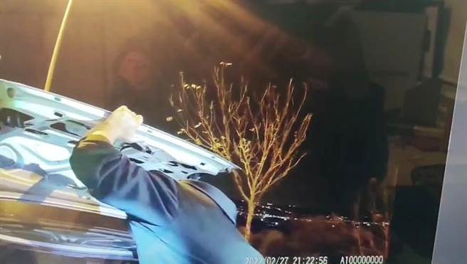 施男突然情绪失控，竟拿出武士刀要攻击员警，所幸员警反应迅速及时压制。（警方提供／吴建辉南投传真）