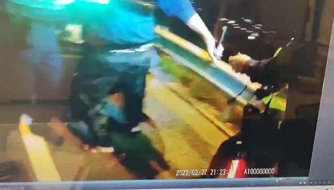 施男从后车厢里迅速拿出武士刀后，随即拔刀企图要攻击警方。（警方提供／吴建辉南投传真）