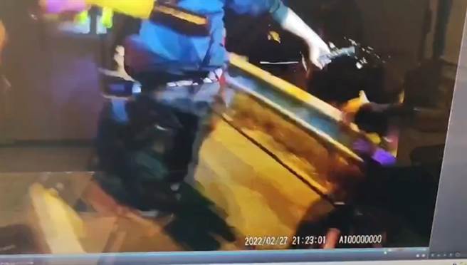 当时施男在实施完酒测后，径自走到其车辆后方行李箱，假意要拿取物品，没想到实际上是拿出暗藏的武士刀。（警方提供／吴建辉南投传真）