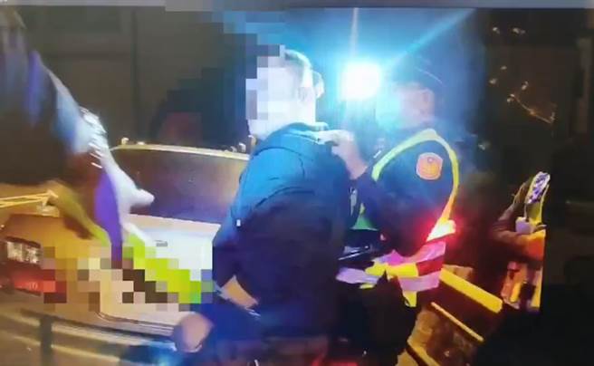 讯后鲁莽的施男遭警方依公共危险、妨害公务及违反枪炮弹刀械管制条例等罪嫌，移送法办。（警方提供／吴建辉南投传真）