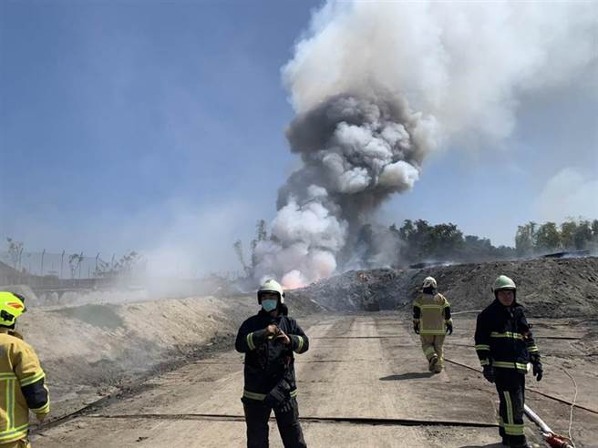 水上工厂外围镁粉堆火警 白烟直窜天际。（张亦惠传真）