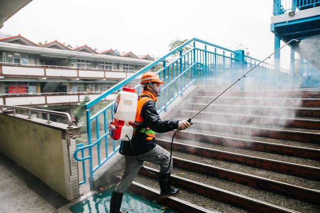 国内今天本土新增9确诊，境外移入47例。图为防范新冠肺炎，校园积极清消。(资料照)