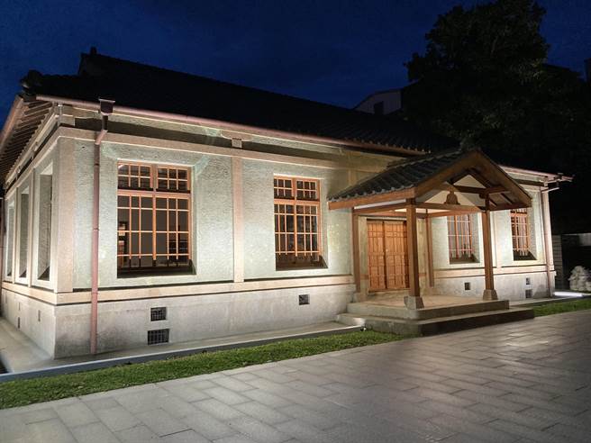 新竹市广州街市定古蹟「新竹少年刑务所演武场」每日休馆后的下午5时30分至晚间10时亮灯，成为北大路夜间的一大亮点。（陈育贤摄）