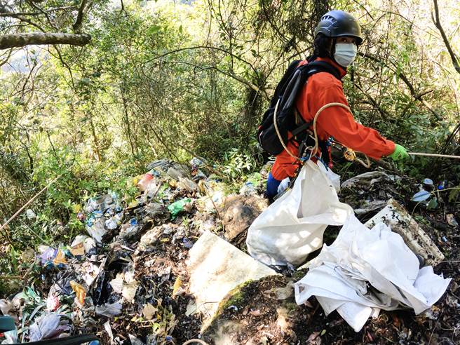 登山活动盛行，伴随而来的是惊人的人为垃圾量，肆意破坏山景，财团法人绿色和平基金会与南投县能高越岭道生态旅游推动发展协会在228连假时候，在南投仁爱乡山区净山。(绿色和平基金会提供／吴建辉南投传真)