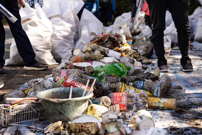 除了常见了家庭垃圾外，还看见浴缸、马桶、水泥袋、磁砖等工业垃圾，还有点滴袋、尿袋、废弃针剂等医疗废弃物。(绿色和平基金会提供／吴建辉南投传真)