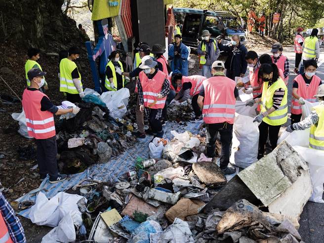 绿色和平专案主任刘羿君表示，显见地方政府需加强管控山林垃圾，才能守护我们的山林。(绿色和平基金会提供／吴建辉南投传真)
