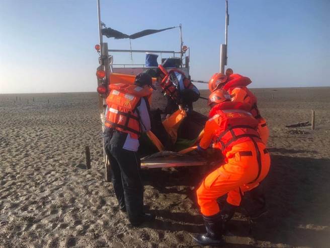 海巡署第三岸巡隊芳苑安檢所出動6名同仁，27日傍晚與民間、學界鯨豚保育人員，合力完成今年以來彰化縣海域第一例擱淺鯨豚的成功救援任務。(芳苑安檢所／謝瓊雲彰化傳真)