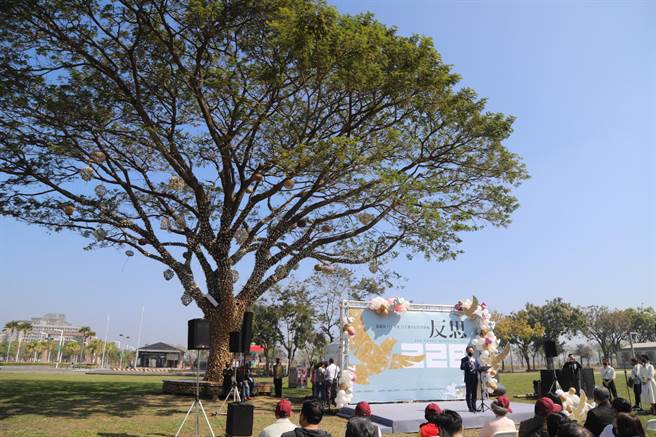 嘉县政府今天在府前广场办理228事件纪念音乐会。（张亦惠摄）