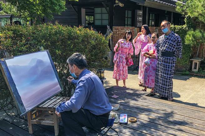 游客到萧如松艺术园区穿上日本和式浴衣，赏观水彩画家刘木林作画，有如偽出国到日本。（罗浚滨摄）