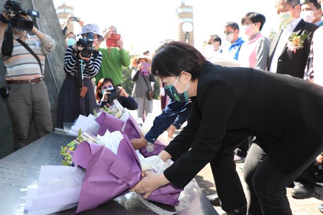 台中市政府在东区东峰公园二二八纪念碑前广场举办和平纪念追思会，市长卢秀燕带领与会者献上百色百合花，象徵珍爱和平。（冯惠宜摄）