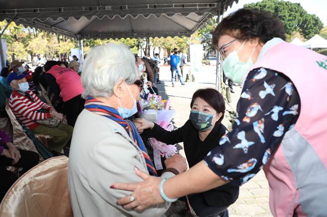台中市政府在东区东峰公园二二八纪念碑前广场举办和平纪念追思会，市长卢秀燕向受难家属致意。（冯惠宜摄）