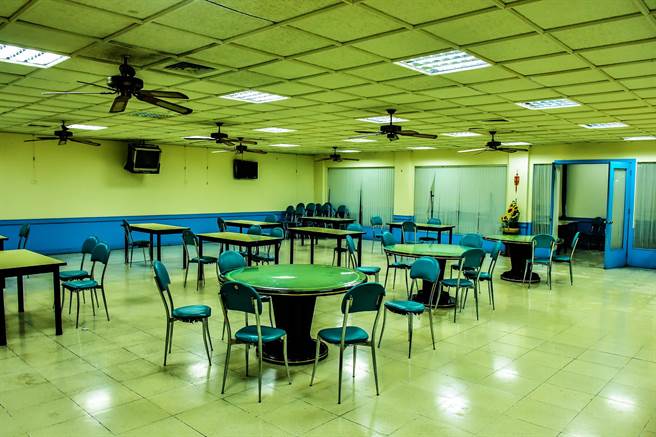 新竹縣政府前棟辦公大樓地下室員工餐廳，將翻修改善明亮度與空間規畫，帶入「美食街」概念讓廠商進駐。（羅浚濱攝）