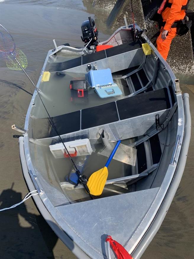 林姓父子檔搭乘的小船撞击岩石后搁浅岸边。（翻摄照片／李京升苗栗传真）