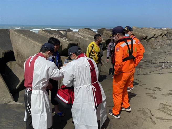 消防人员到场紧急救护和查看林姓父子们的情况。（翻摄照片／李京升苗栗传真）