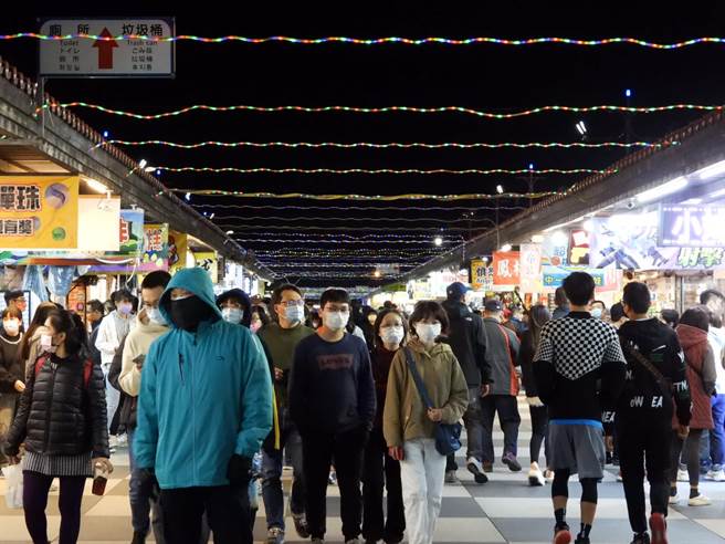 228連續3天假期，花蓮東大門夜市湧入大批人潮，讓攤商笑得合不攏嘴。（羅亦晽攝）