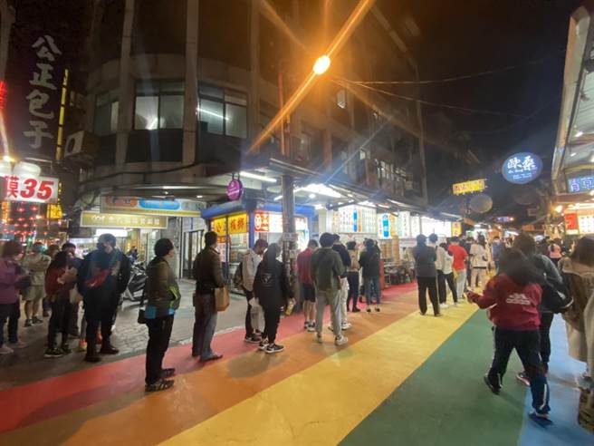 228連續3天假期，除花蓮東大門夜市湧入人潮，知名小籠包店也出現大批的排隊人潮。（羅亦晽攝）