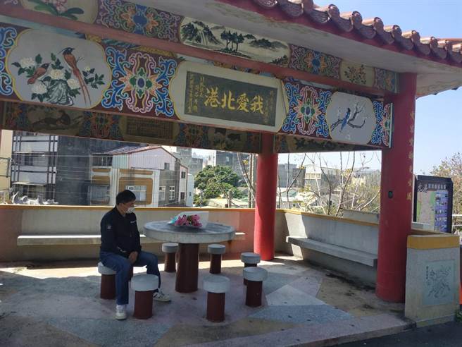 云林县北港镇修齐亭「七善爷」记录228受难者，民眾献花缅怀。（张朝欣摄）