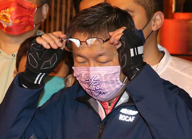 台北市長柯文哲挑戰自行車「一日北高」活動，今（28）日凌晨3時28分「壓線」抵達終點站高雄大義國中，他搖頭大嘆「退步太多了」。（趙雙傑攝）