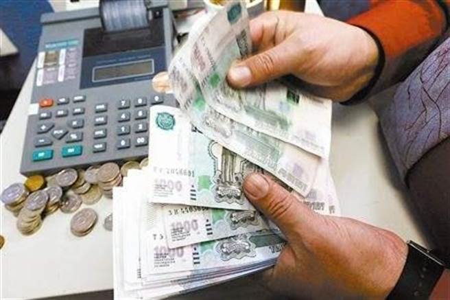 卢布兑美元匯率暴跌近30％至歷史低点，俄罗斯央行决定将基准利率从9.5％提升至20％。(新华社)