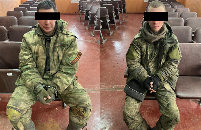 两名俄罗斯士兵在进攻途中坦克没油，跑到乌克兰警局求救，结果马上被捕。(翻摄自
Illia Ponomarenko twitter )