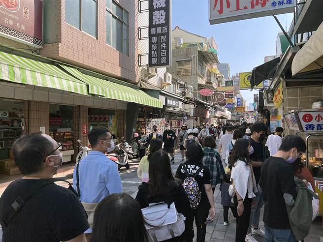 228连假，台南市3天各大景点、商圈的游客数上看70万人次。图为热门的国华海安商圈爆人潮。（洪荣志摄）
