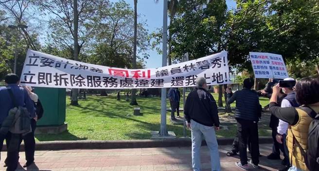 林注川祭祀公业特别代表人林炳进与林归谷等人在东峰公园二二八纪念会场拉白布条抗议。（冯惠宜摄）