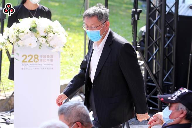 台北市长柯文哲28日赴台北228公园出席「228事件75周年纪念会」，对于外传因独派不同意前总统马英九上台致词，导致马今年缺席，柯文哲会前受访时还原过程，将去年与今年来龙去脉讲清楚，对于难化解对立，柯也说，如果很容易化解，就不会搞75年。（黄世麒摄）