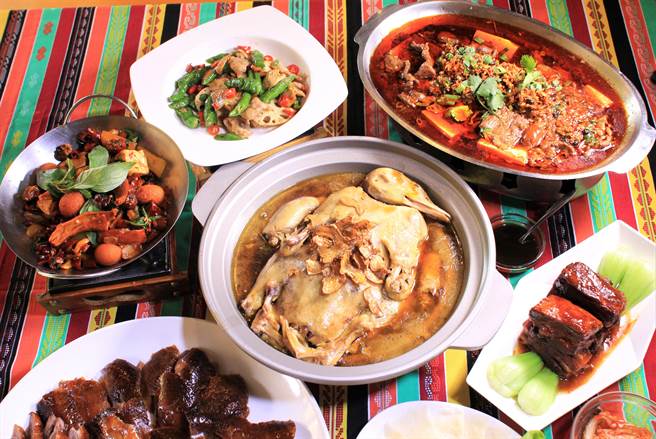 柴火烤鸭除招牌樱桃片皮鸭冻涨，在最近也推出红面焖鸭，颇获消费者好评。（柴火烤鸭提供／冯惠宜台中传真）