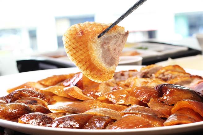 柴火烤鸭的樱桃片皮鸭已经连续3年未涨价。（柴火烤鸭提供／冯惠宜台中传真）