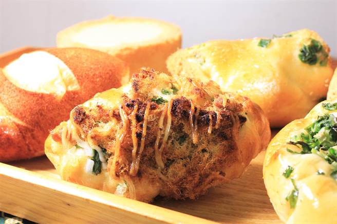 香烘焙坊考量到经济景气低迷，麵包3个100元、4个100元已经连续5年未涨，今年继续冻涨。（香烘焙坊提供／冯惠宜台中传真）