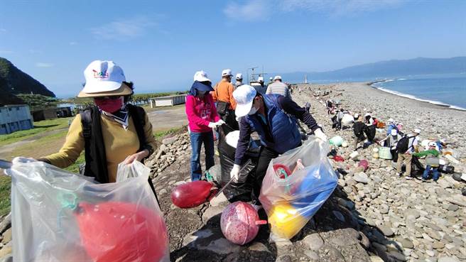 宜兰龟山岛明开放，百名志工登岛净滩，清出逾2吨垃圾。（东北角管理处提供／陈彩玲宜兰传真）