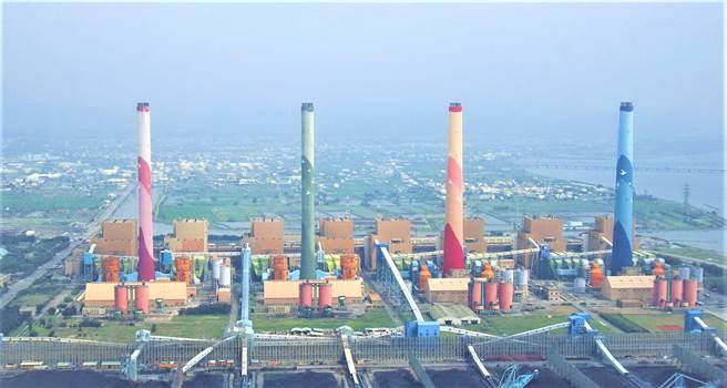 台中市府在2019年年稽查台中火力發電廠，查獲排放廢水懸浮固體超標，依違反「水污染防治法」開罰234萬餘元。（台中市府提供）