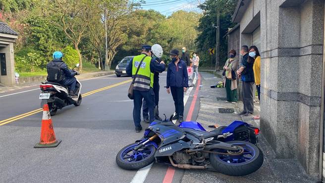 王姓騎士過彎時不慎自摔，口吐鮮血、意識不清。（翻攝照片／陳彩玲基隆傳真）