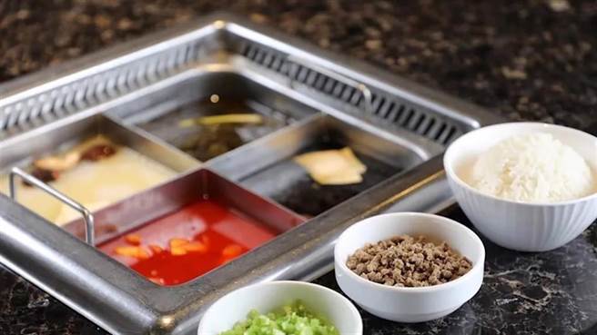 海底捞的汤头也是许多人朝圣的原因之一 (示意图/翻摄自《海底捞官网》)
