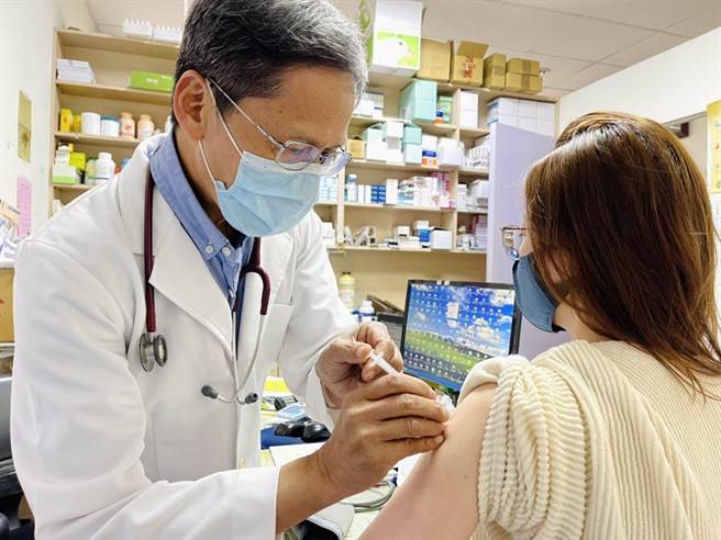 金門縣府今天宣布，自明（3／1）起，鄉親到縣內14家合約院所接種COVID-19疫苗，不分劑次和廠牌，均可加碼領取100元超商禮券。（金門縣府提供）