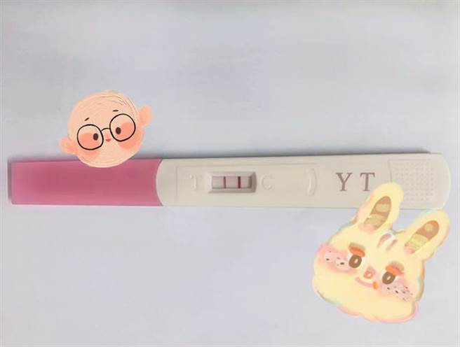 左越越贴出「两条线」的验孕棒照片。（图／取自左越越微博）