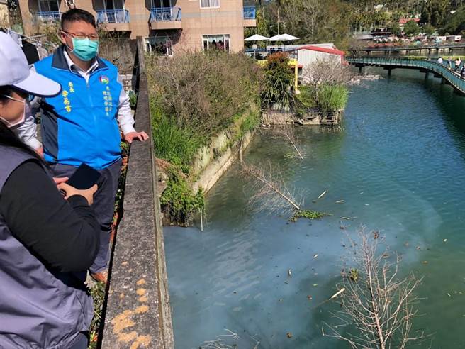南投縣水里鄉日月潭除了是著名風景區外，也供應下游民生用水，但近日屢傳出不肖業者偷排廢水，油汙散發惡臭及餿水味。(環保局提供／吳建輝南投傳真)