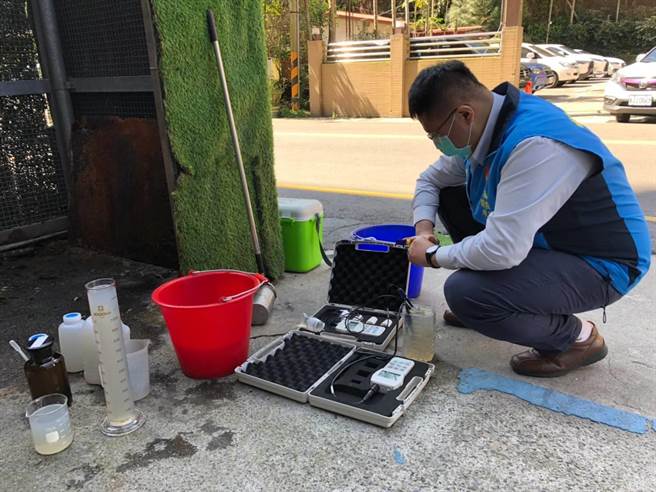  28日南投環保局長李易書親自率隊到日月潭稽查採樣，也確定是當地某知名飯店業所排出，當場命業者1周內改善，若改善不彰，將予以加重處罰。(環保局提供／吳建輝南投傳真)