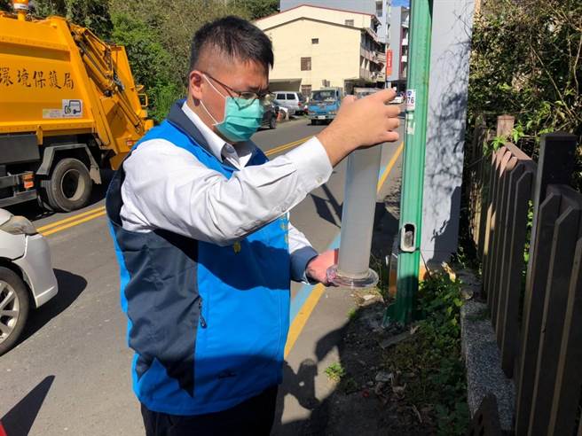 日前有民眾在排水溝中發現流動的黑色汙水，注入日月潭水域，原本清澈的潭面烏漆抹黑，又臭又黑讓民眾氣憤不已，28日經環保局查驗後確認，汙水源來自當地某飯店業者。(環保局提供／吳建輝南投傳真)