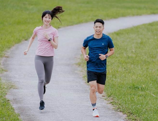 田中千绘（左）已开始接受林义杰的跑步训练。（SUPERACE提供）