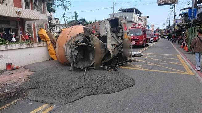 混凝土車與小客車發生擦撞，失控撞上礁溪分局龍潭派出所圍牆，於派出所門口翻覆。（宜蘭縣消防局提供／陳彩玲宜蘭傳真）
