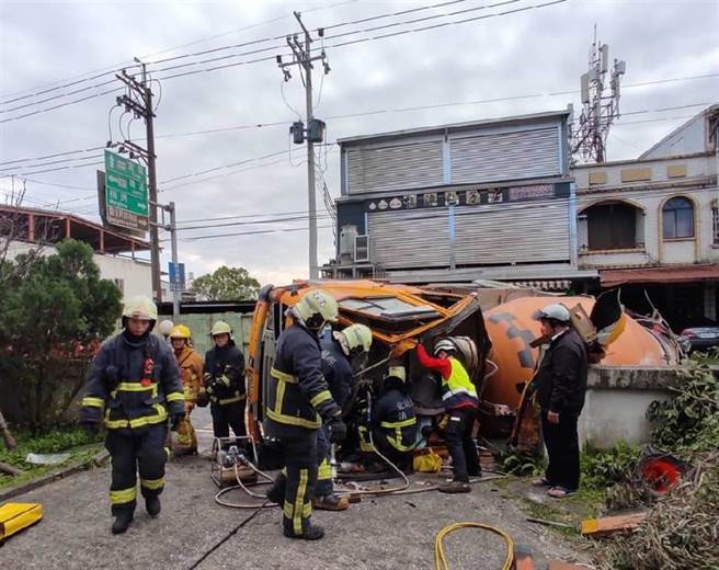 宜蘭縣消防局使用油壓剪等器具，協助駕駛脫困。（宜蘭縣消防局提供／陳彩玲宜蘭傳真）

