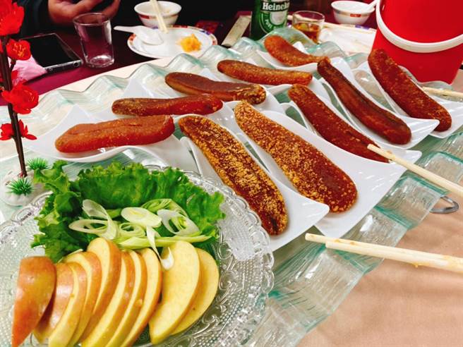 台灣北、中、南哪裡的流水席最霸氣？網友PO出這一桌讓眾人驚呆，直呼真的亂來。(圖/截自臉書爆料公社)