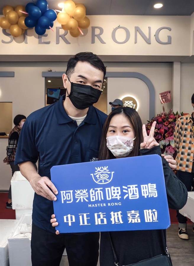 「全联先生」邱彦翔（左）热爱美食，自己也进军餐饮业。（嘉义市政府／阿荣师啤酒鸭提供）