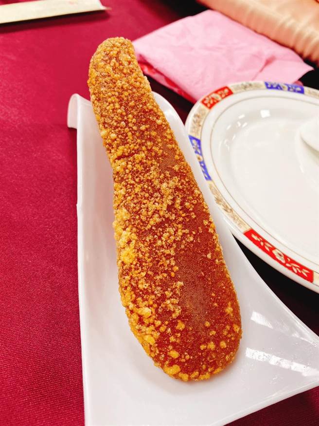 網友PO出南部辦桌菜色，烏魚子直接一人半塊，跟盤子一樣大。(圖/截自臉書爆料公社)