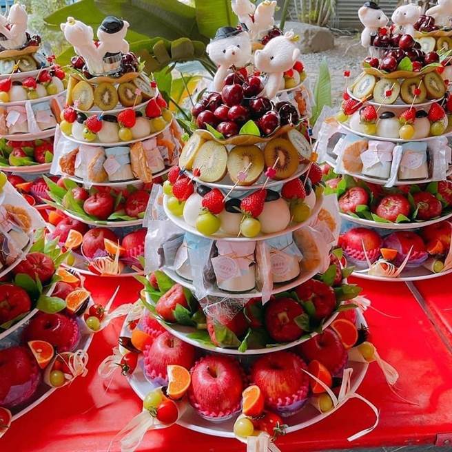 其他網友分享的超浮誇喜宴水果塔。(圖/截自臉書爆料公社)