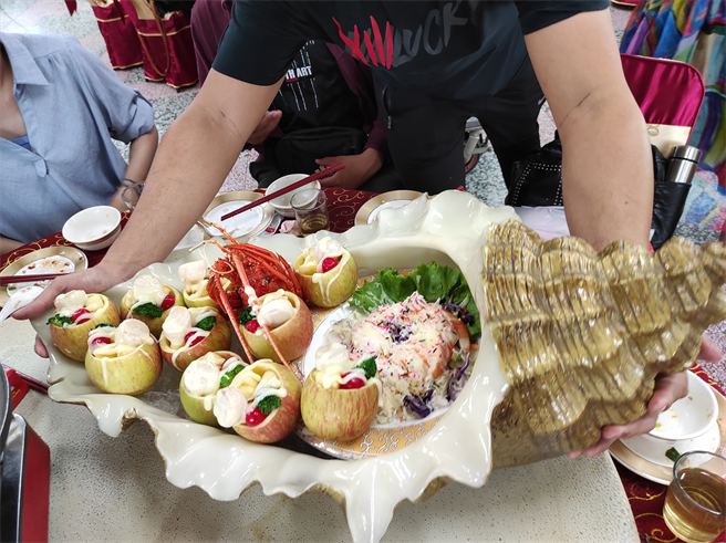 還有網友分享高雄美濃的霸氣辦桌照片。(圖/截自臉書爆料公社)