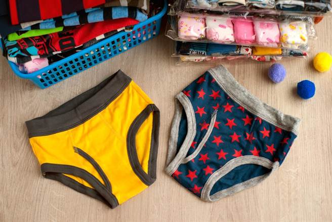 一名20岁男子上网抱怨被妈妈逼穿有卡通图案的儿童内裤。（示意图，达志影像/shutterstock）